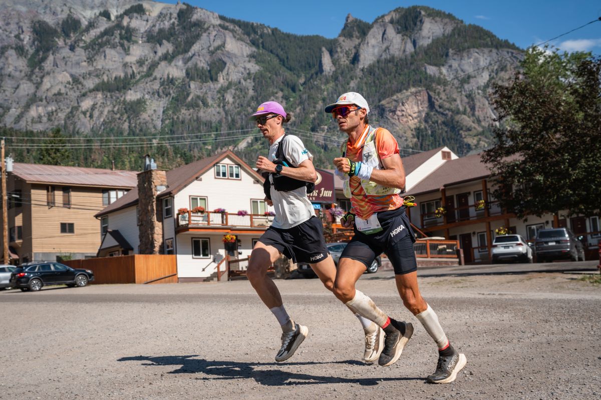 Ludovic Pommeret attraversa Ouray col suo pacer Jim Walmsley